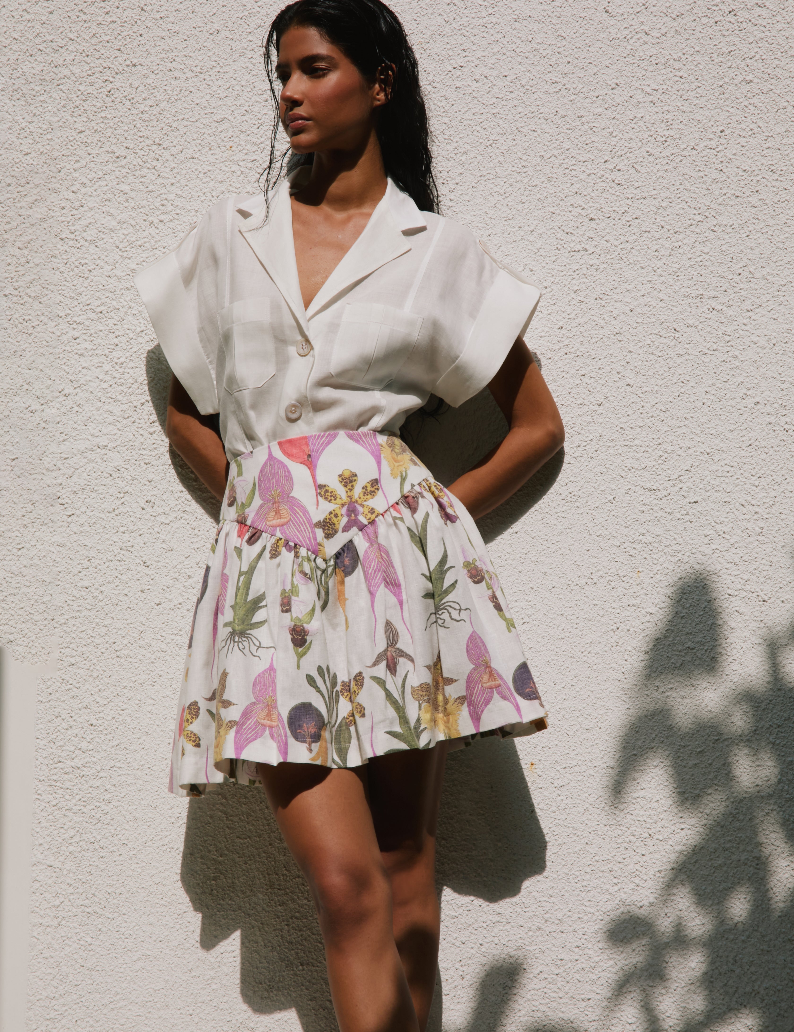 SOTAVENTO MINI SKIRT IN BOTANICA WHITE PRINT - No Pise La Grama Web