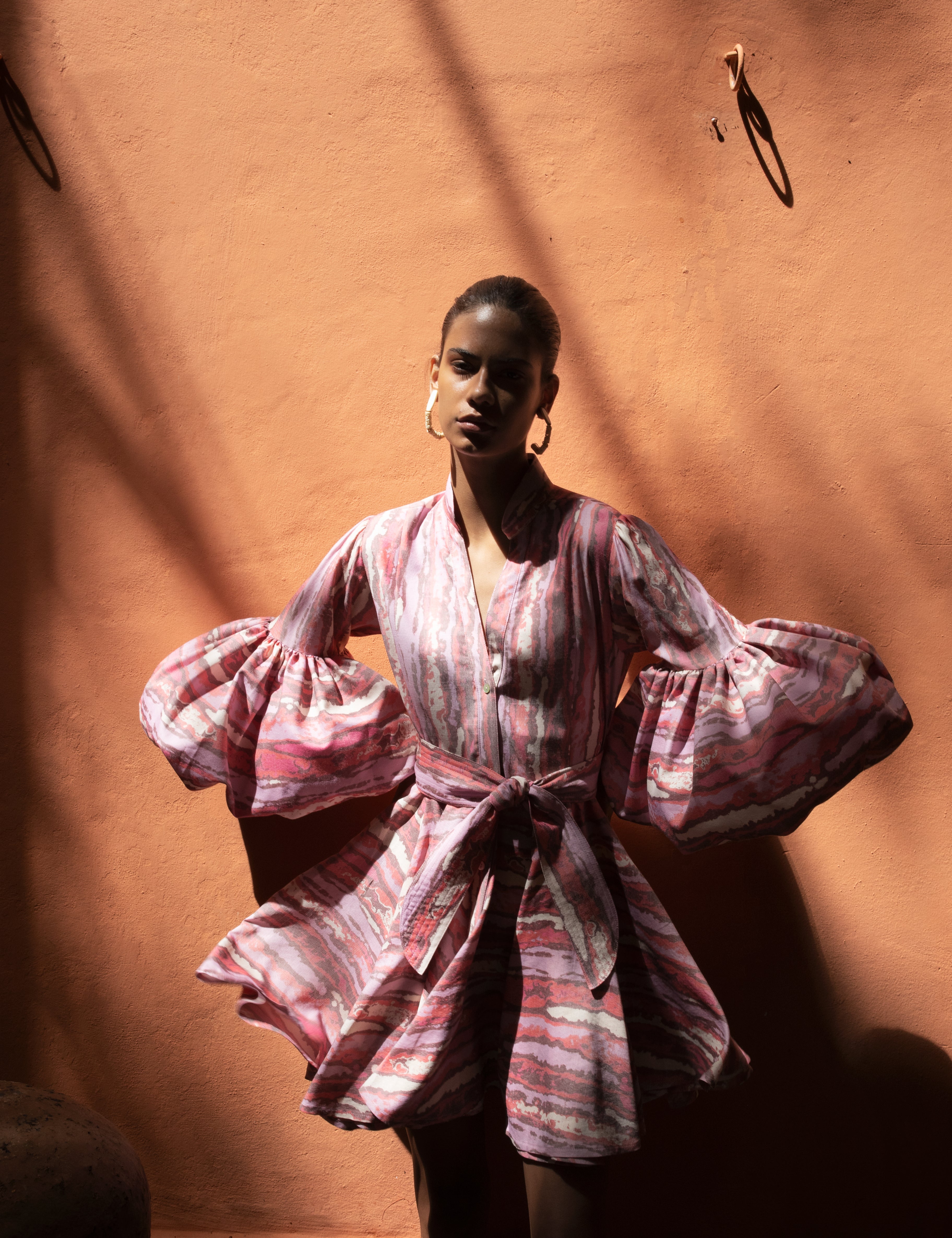 CARTA Y LETRA DRESS IN RED PINK TIE DYE STRIPES - No Pise La Grama Web