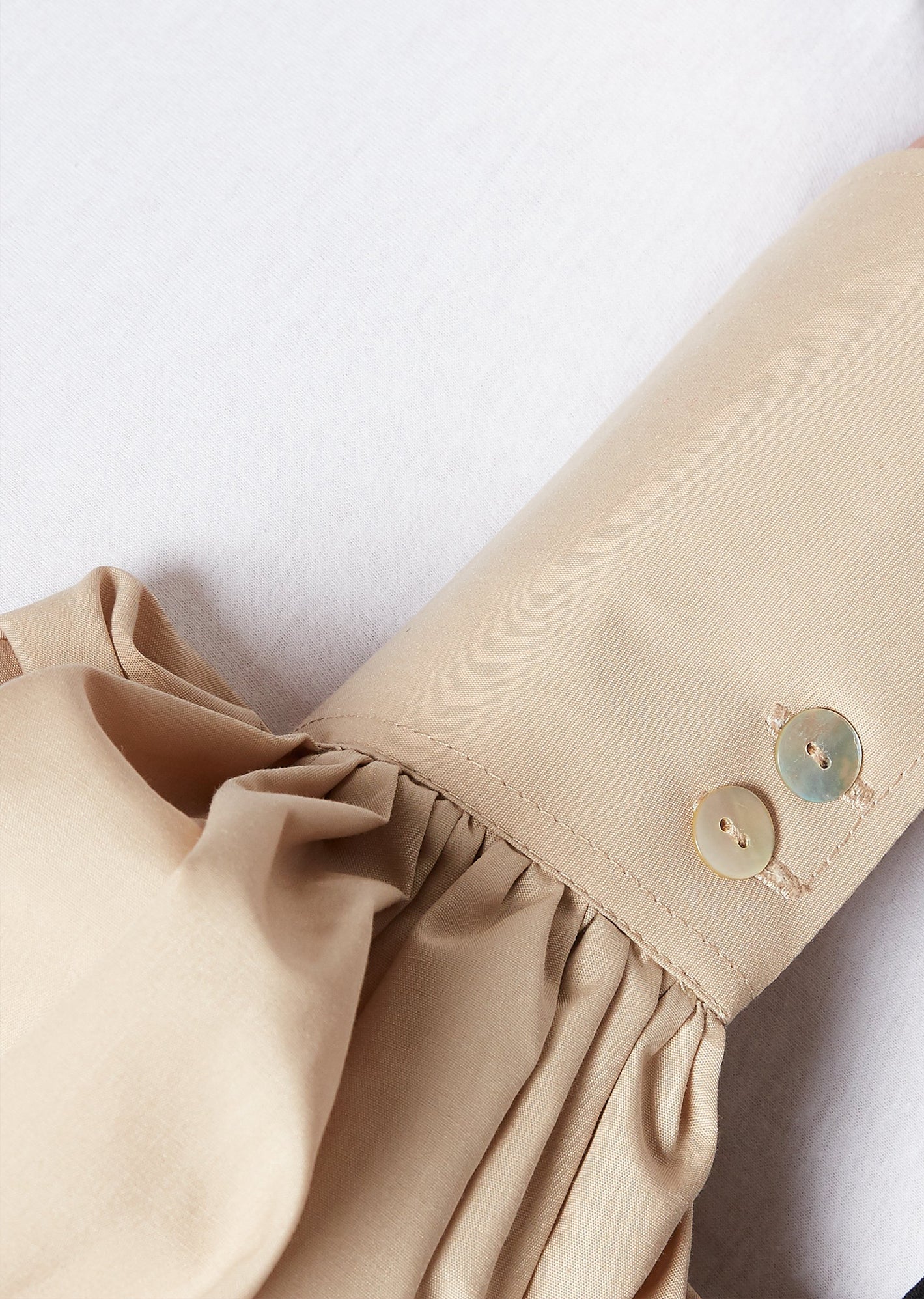 CAÑA DULCE TEE IN WHITE WITH KHAKI SLEEVES - No Pise La Grama Web