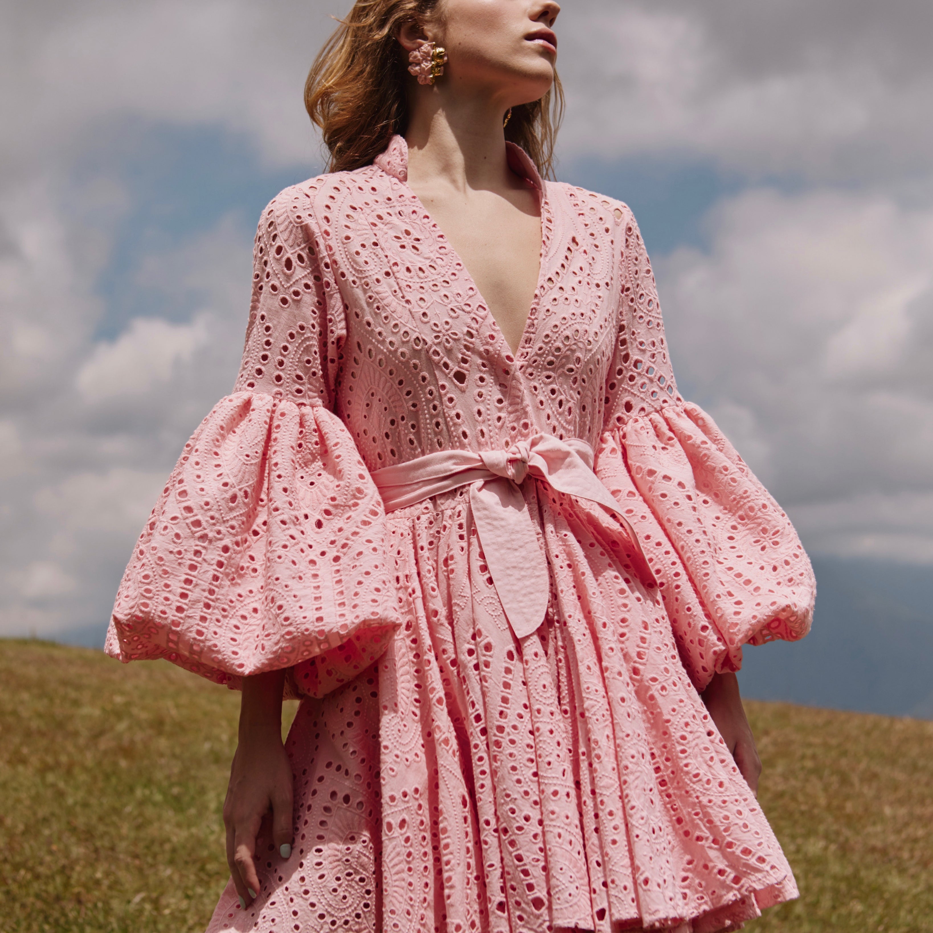 CARTA Y LETRA DRESS EYELET IN PINK EYELET - No Pise La Grama Web